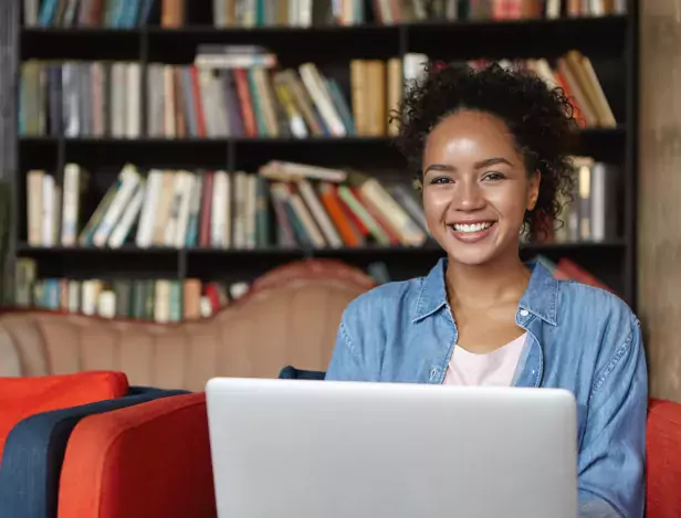 woman-sitting-in-library-with-her-laptop