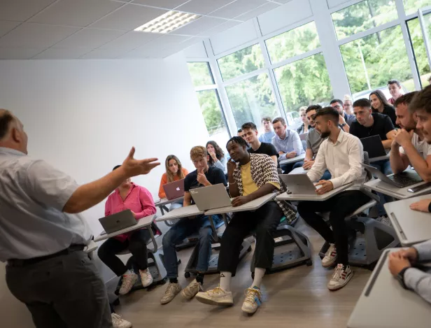 Forum-des-métiers-du-transport-et-de-la-logistique-conférence-Job-Dating-alternance-école-de-commerce-AFTEC-Laval